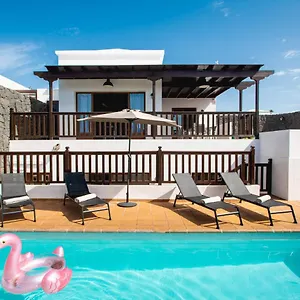 Villa Stylish 6 Bedroom Princesa - Hot Tub - Heated Pool - Near & Waterparks, Playa Blanca (Lanzarote)